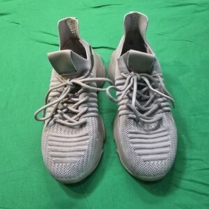 CUSHIONAIRE Apolo-T Women Size 9M Beige Sneakers Memory Foam